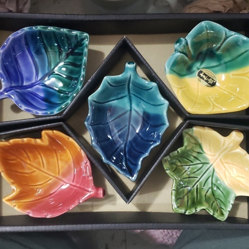 Japan the art of tableware utsuwa-no-yakata Handpaint Leaf Shape Sauce Dish